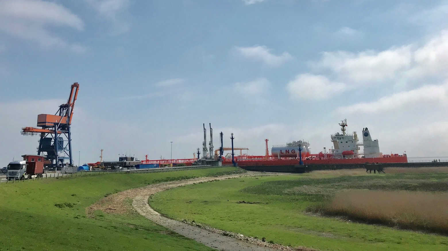 Tanker_im_Elbehafen