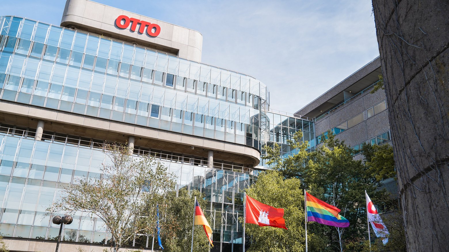 OTTO_NEU_Regenbogenflagge_Headquarter_Otto-Campus_Bildquelle_OTTO_Group