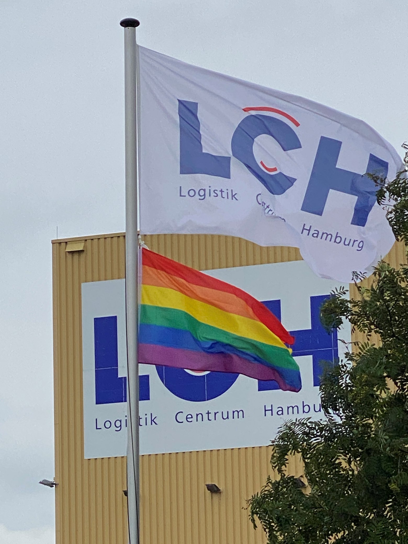 LCH_zeigt_Flagge