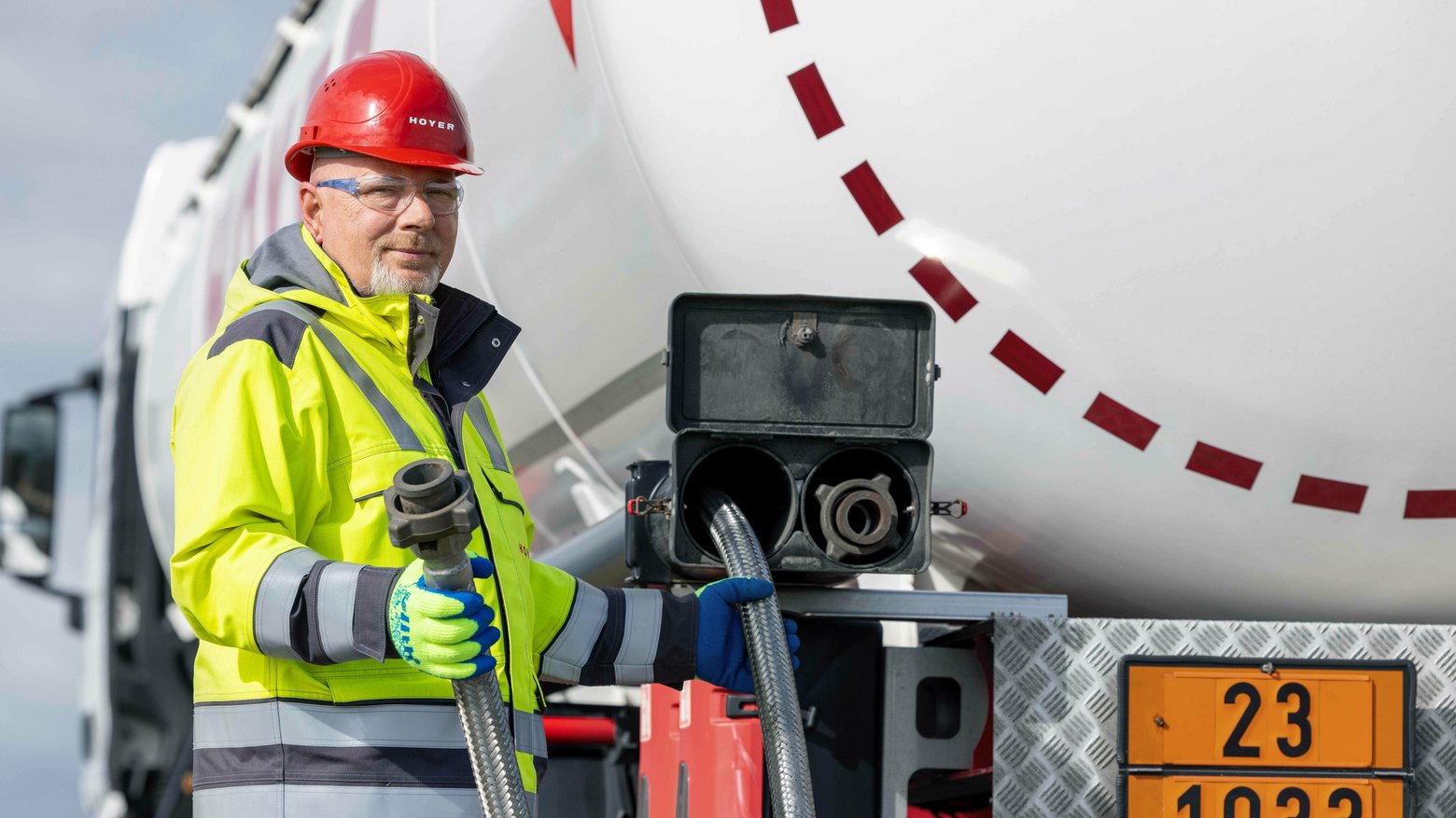 csm_HOYER-employee-gas-tank-trailer-unloading-Niederzissen-copyright-HOYER-Group_fd3ecbe340