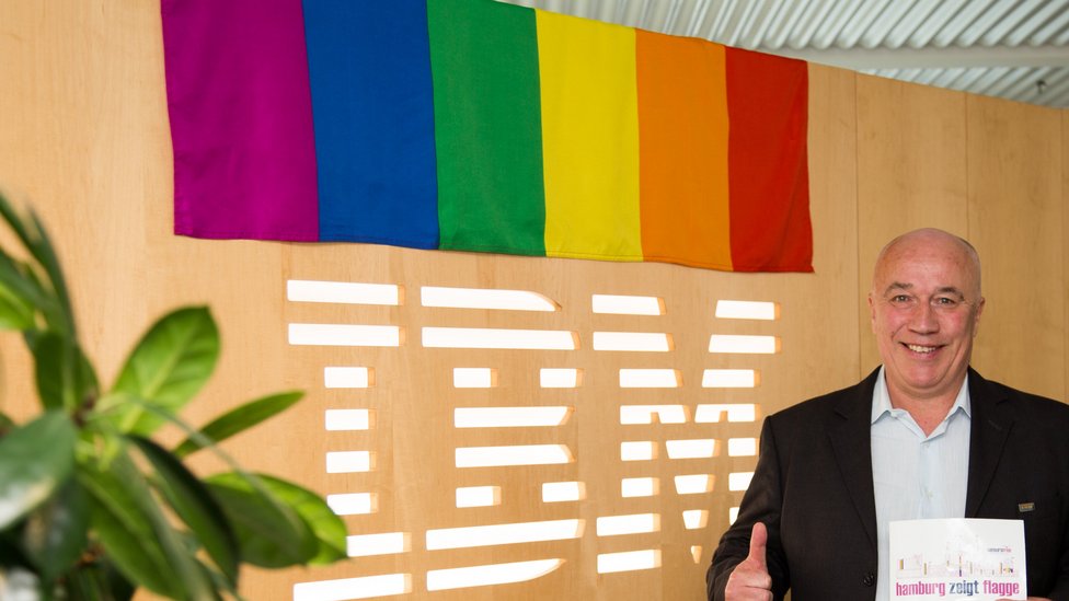 HH_zeigt_Flagge_-_IBM_LGBT__Aktion_2020_LIHH-8174