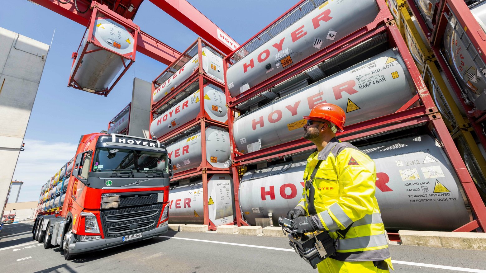 csm_HOYER-Group-employee-SCS-crane-Dormagen-copyright-HOYER-Group_41b1827bb4